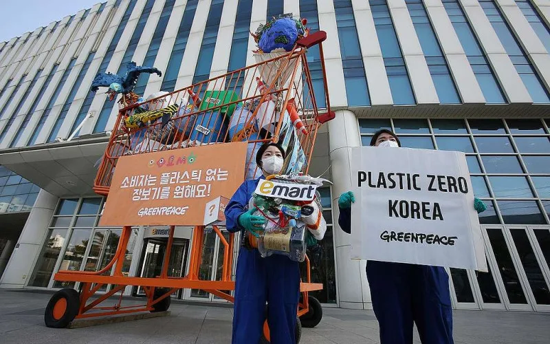 바다에 플라스틱이 넘쳐나는 이유는 무엇일까요?
