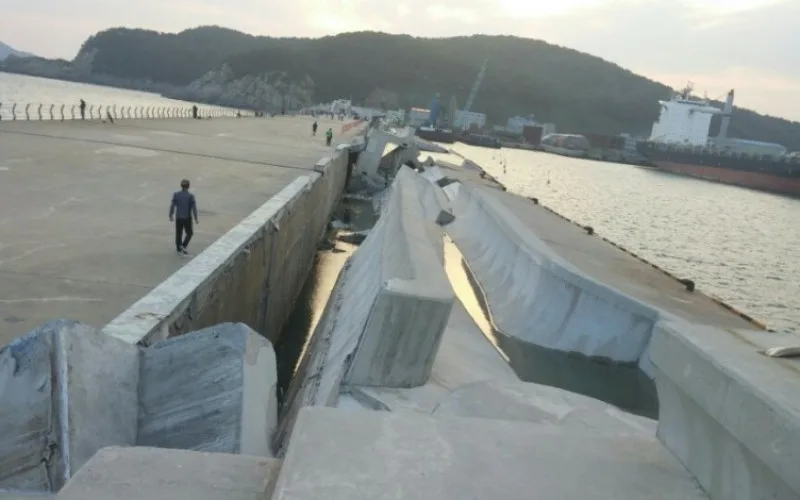 태풍으로 유실된 부산 감천항 방파제, 부실공사를 자연재해로 조사!!